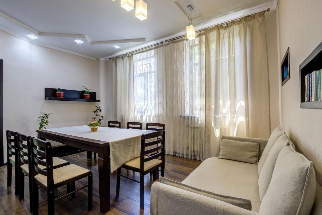 Opera Bed&Breakfast Bischkek Exterior foto